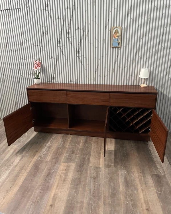 Bufetera con puertas, cajones y vinero