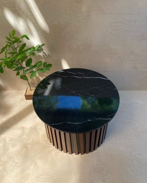 Mesa de sala redonda con cubierta de piedra y base de tablillas